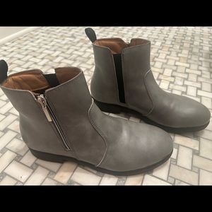 Xena EH Safety Work Boot like new. Worn once. Size 8.5. Steel toe vegan gray